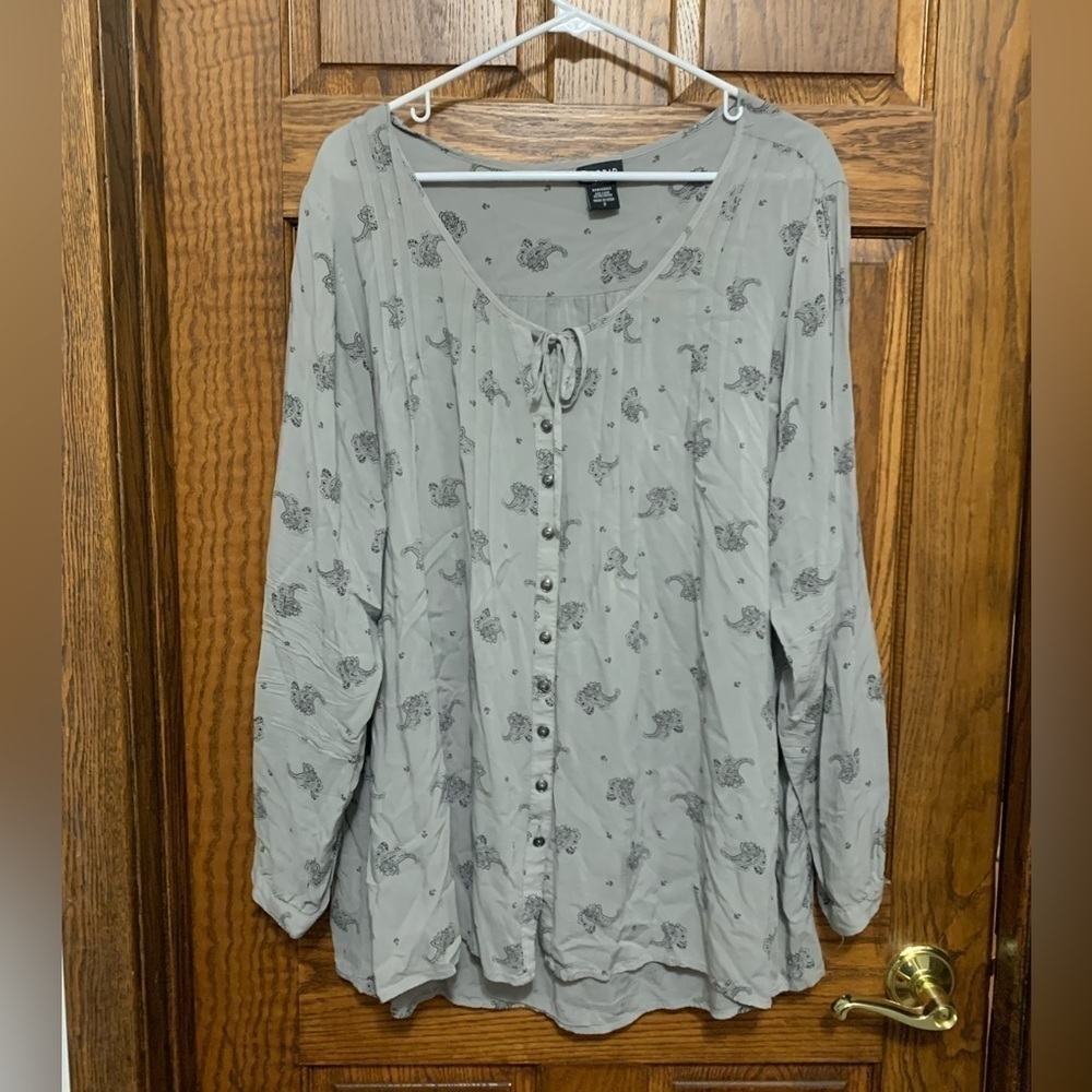 Torrid gray and black paisley long sleeve blouse. Size 3X